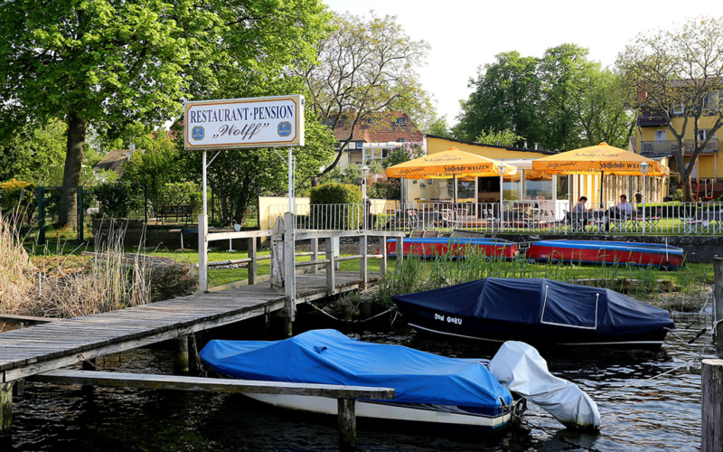 Blick vom See auf den Biergarten