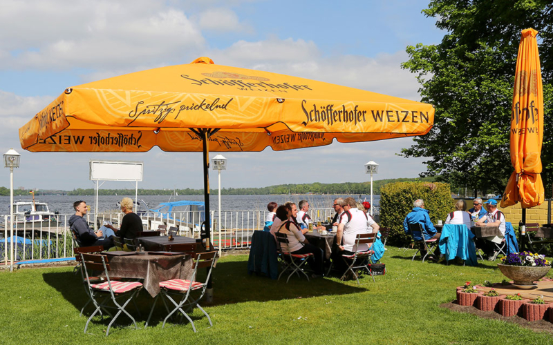 Gäste im Biergarten